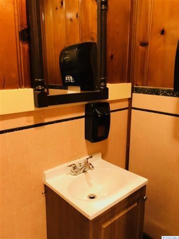 116 Division St, Grandview, WA 98930